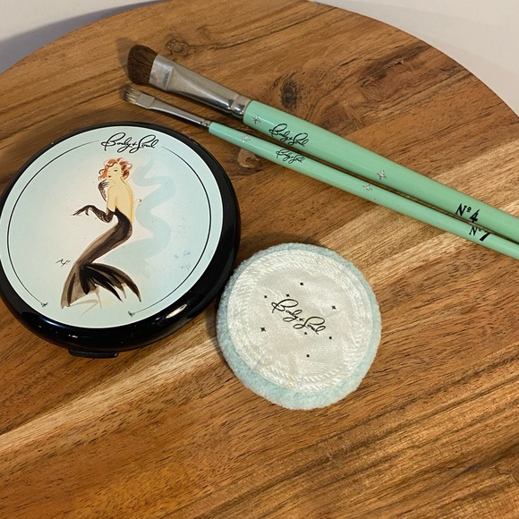 VINTAGE STYLE-Body & Soul Premium Brushes. Beautiful empty mirrored Compact. - Picture 3 of 16